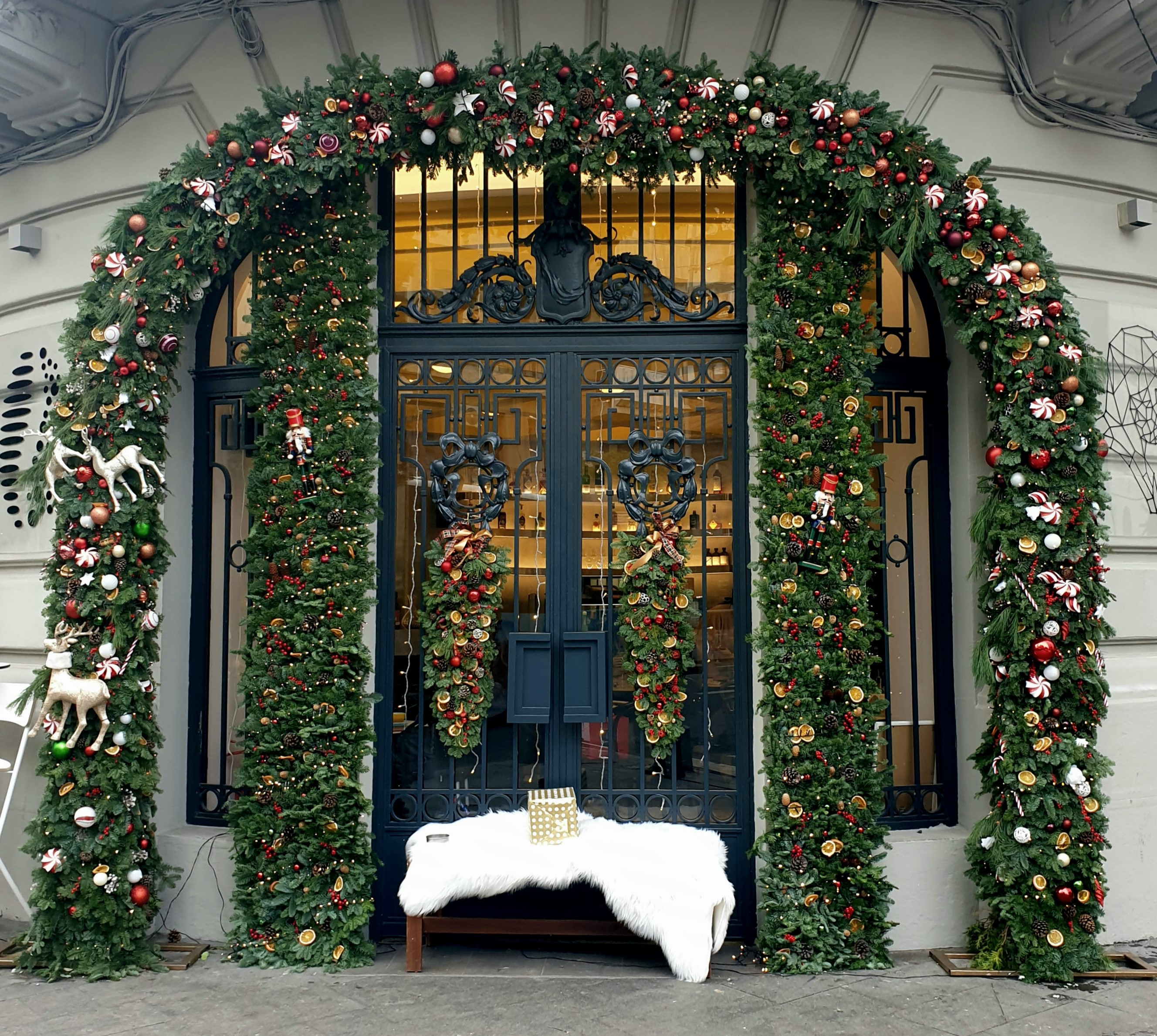 Cafenea si bistro BoilerXGuido decorata de Craciun de enRose